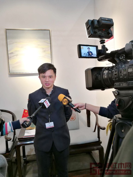 全國(guó)工商聯(lián)民間文物藝術(shù)品商會(huì)副會(huì)長(zhǎng)、全聯(lián)藝術(shù)紅木家具專業(yè)委員會(huì)執(zhí)行會(huì)長(zhǎng)林偉華接受新華社、鳳凰衛(wèi)視的聯(lián)合采訪 全國(guó)工商聯(lián)民間文物藝術(shù)品商會(huì)副會(huì)長(zhǎng)、全聯(lián)藝術(shù)紅木家具專業(yè)委員會(huì)執(zhí)行會(huì)長(zhǎng)林偉華接受新華社、鳳凰衛(wèi)視的聯(lián)合采訪