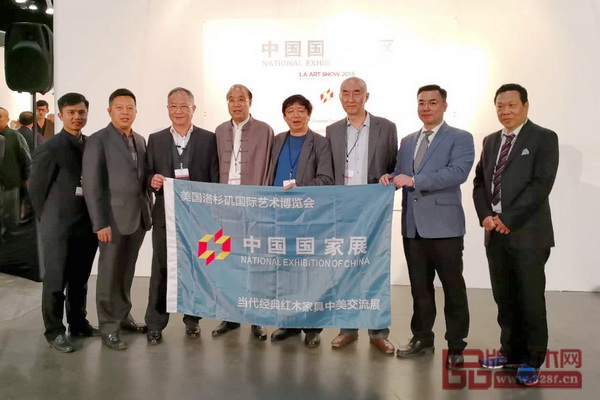 全國工商聯(lián)民間文物藝術(shù)品商會(huì)特邀會(huì)長宋建文(左五),全國工商聯(lián)民間文物藝術(shù)品商會(huì)副會(huì)長、全聯(lián)藝術(shù)紅木家具專業(yè)委員會(huì)執(zhí)行會(huì)長林偉華(左一)與中國傳統(tǒng)工藝大師、深圳泰和園董事長邵湘文(右三),中國傳統(tǒng)工藝大師、東陽卓木王董事長杜承三(左四),中國傳統(tǒng)工藝大師、東陽明堂紅木董事長張向榮(左二),中國傳統(tǒng)工藝大師、江西魯班木藝董事長李愛金(左三),中華高級(jí)木作師、中山紅寶軒紅木董事長曹兆庭(右一),東莞國壽紅木副董事長陳淦凡(右二)等“中國藝術(shù)紅木軍團(tuán)”代表合影 全國工商聯(lián)民間文物藝術(shù)品商會(huì)特邀會(huì)長宋建文(左五),全國工商聯(lián)民間文物藝術(shù)品商會(huì)副會(huì)長、全聯(lián)藝術(shù)紅木家具專業(yè)委員會(huì)執(zhí)行會(huì)長林偉華(左一)與中國傳統(tǒng)工藝大師、深圳泰和園董事長邵湘文(右三),中國傳統(tǒng)工藝大師、東陽卓木王董事長杜承三(左四),中國傳統(tǒng)工藝大師、東陽明堂紅木董事長張向榮(左二),中國傳統(tǒng)工藝大師、江西魯班木藝董事長李愛金(左三),中華高級(jí)木作師、中山紅寶軒紅木董事長曹兆庭(右一),東莞國壽紅木副董事長陳淦凡(右二)等“中國藝術(shù)紅木軍團(tuán)”代表合影