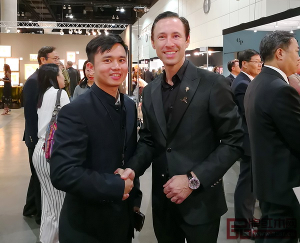 全國(guó)工商聯(lián)民間文物藝術(shù)品商會(huì)副會(huì)長(zhǎng)、全聯(lián)藝術(shù)紅木家具專業(yè)委員會(huì)執(zhí)行會(huì)長(zhǎng)林偉華(左)與洛杉磯國(guó)際藝博會(huì)董事局主席斯科特先生(右) 全國(guó)工商聯(lián)民間文物藝術(shù)品商會(huì)副會(huì)長(zhǎng)、全聯(lián)藝術(shù)紅木家具專業(yè)委員會(huì)執(zhí)行會(huì)長(zhǎng)林偉華(左)與洛杉磯國(guó)際藝博會(huì)董事局主席斯科特先生(右)