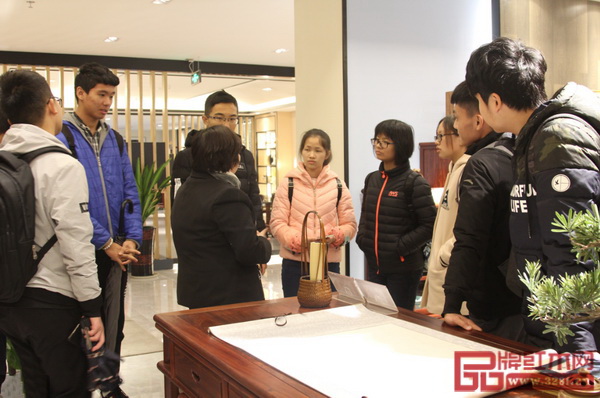  華南農業(yè)大學學子了解紅古軒紅木家具的設計制作