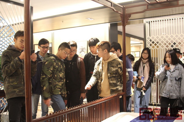 華南農業(yè)大學學子在紅古軒紅木文化體驗館認真學習紅木家具相關知識