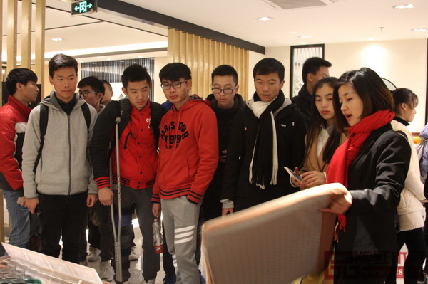 華南農業(yè)大學學子在紅古軒紅木文化體驗館認真學習紅木家具相關知識