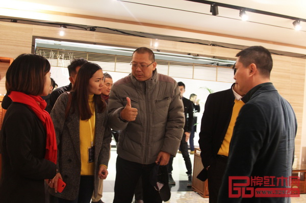  緬甸家具工業(yè)商會KYAW KYAW WIN會長為紅古軒紅木家具點贊 緬甸家具工業(yè)商會KYAW KYAW WIN會長（右三）為紅古軒紅木家具點贊