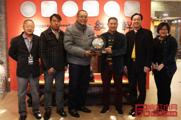 紅古軒創(chuàng)始人吳赤宇（右三）作為中山市家具商會會長與緬甸家具工業(yè)商會KYAW KYAW WIN會長（左三）互贈禮物