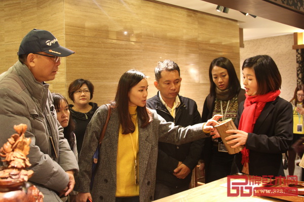 紅古軒代表為商會一行人介紹紅木家具相關(guān)知識 紅古軒代表（右一）為商會一行人介紹紅木家具相關(guān)知識