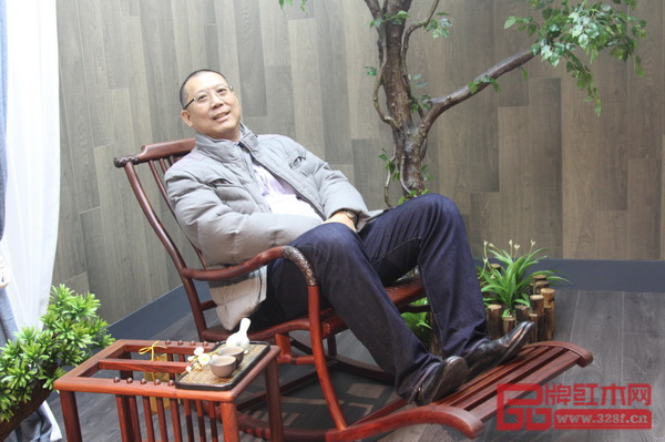 緬甸家具工業(yè)商會KYAW KYAW WIN會長體驗紅古軒紅木家具