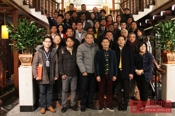  紅古軒創(chuàng)始人吳赤宇（第一排右三）與賓客們合影留念