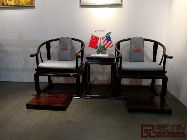 中國(guó)傳統(tǒng)工藝大師、明堂紅木創(chuàng)始人張向榮攜巨作《首席椅》亮相美國(guó)洛杉磯藝博會(huì)中國(guó)國(guó)家展 中國(guó)傳統(tǒng)工藝大師、明堂紅木創(chuàng)始人張向榮攜巨作《首席椅》亮相美國(guó)洛杉磯藝博會(huì)中國(guó)國(guó)家展
