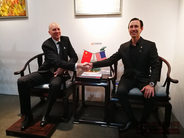 外國(guó)友人爭(zhēng)相在明堂紅木《首席椅》上合影 外國(guó)友人爭(zhēng)相在明堂紅木《首席椅》上合影