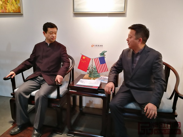 中國(guó)駐洛杉磯總領(lǐng)館文化參贊古今與中國(guó)傳統(tǒng)工藝大師、明堂紅木創(chuàng)始人張向榮在《首席椅》上合影 中國(guó)駐洛杉磯總領(lǐng)館文化參贊古今與中國(guó)傳統(tǒng)工藝大師、明堂紅木創(chuàng)始人張向榮在《首席椅》上合影