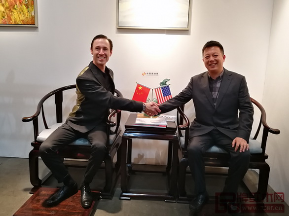 洛杉磯國(guó)際藝博會(huì)董事局主席斯科特與中國(guó)傳統(tǒng)工藝大師、明堂紅木創(chuàng)始人張向榮在《首席椅》上合影 洛杉磯國(guó)際藝博會(huì)董事局主席斯科特與中國(guó)傳統(tǒng)工藝大師、明堂紅木創(chuàng)始人張向榮在《首席椅》上合影