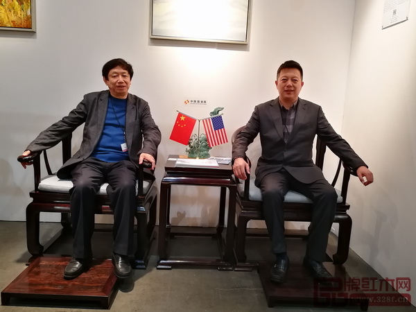 全國(guó)工商聯(lián)民間文物藝術(shù)品商會(huì)特邀會(huì)長(zhǎng)宋建文與中國(guó)傳統(tǒng)工藝大師、明堂紅木創(chuàng)始人張向榮在《首席椅》上合影 全國(guó)工商聯(lián)民間文物藝術(shù)品商會(huì)特邀會(huì)長(zhǎng)宋建文與中國(guó)傳統(tǒng)工藝大師、明堂紅木創(chuàng)始人張向榮在《首席椅》上合影