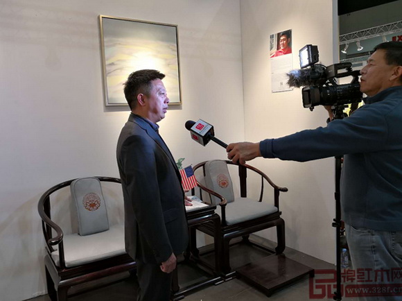 中國(guó)傳統(tǒng)工藝大師、明堂紅木創(chuàng)始人張向榮接受美國(guó)國(guó)家電視臺(tái)采訪 中國(guó)傳統(tǒng)工藝大師、明堂紅木創(chuàng)始人張向榮接受美國(guó)國(guó)家電視臺(tái)采訪