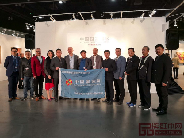 中國(guó)傳統(tǒng)工藝大師、明堂紅木創(chuàng)始人張向榮(左五)受邀參加第23屆美國(guó)洛杉磯藝術(shù)博覽會(huì)中國(guó)國(guó)家展 中國(guó)傳統(tǒng)工藝大師、明堂紅木創(chuàng)始人張向榮(左五)受邀參加第23屆美國(guó)洛杉磯藝術(shù)博覽會(huì)中國(guó)國(guó)家展