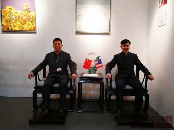 全國(guó)工商聯(lián)民間文物藝術(shù)品商會(huì)副會(huì)長(zhǎng)、全聯(lián)藝術(shù)紅木家具專(zhuān)業(yè)委員會(huì)執(zhí)行會(huì)長(zhǎng)、弘木傳媒CEO林偉華與中國(guó)傳統(tǒng)工藝大師、明堂紅木創(chuàng)始人張向榮在《首席椅》上合影 全國(guó)工商聯(lián)民間文物藝術(shù)品商會(huì)副會(huì)長(zhǎng)、全聯(lián)藝術(shù)紅木家具專(zhuān)業(yè)委員會(huì)執(zhí)行會(huì)長(zhǎng)、弘木傳媒CEO林偉華與中國(guó)傳統(tǒng)工藝大師、明堂紅木創(chuàng)始人張向榮在《首席椅》上合影