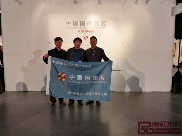 中國(guó)傳統(tǒng)工藝大師、明堂紅木創(chuàng)始人張向榮(右一)受邀參加第23屆美國(guó)洛杉磯藝術(shù)博覽會(huì)中國(guó)國(guó)家展 中國(guó)傳統(tǒng)工藝大師、明堂紅木創(chuàng)始人張向榮(右一)受邀參加第23屆美國(guó)洛杉磯藝術(shù)博覽會(huì)中國(guó)國(guó)家展