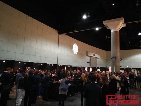 美國洛杉磯藝博會吸引觀展者眾多 美國洛杉磯藝博會吸引觀展者眾多