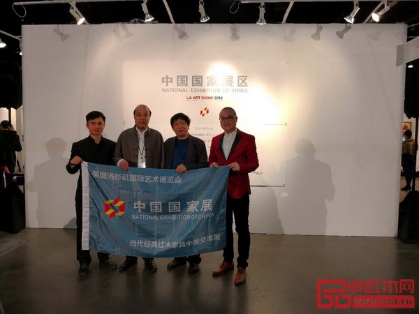 中國傳統(tǒng)工藝大師、卓木王董事長杜承三(左二)和卓木王總裁杜長江(右一)全國工商聯(lián)執(zhí)委宋建文(右二)、全聯(lián)藝術紅木家具專委會執(zhí)行會長林偉華(左一)一起參與藝博會開幕式出席本次展會開幕式 中國傳統(tǒng)工藝大師、卓木王董事長杜承三(左二)和卓木王總裁杜長江(右一)全國工商聯(lián)執(zhí)委宋建文(右二)、全聯(lián)藝術紅木家具專委會執(zhí)行會長林偉華(左一)一起參與藝博會開幕式出席本次展會開幕式