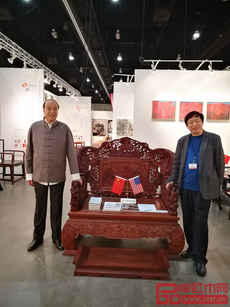 全國工商聯(lián)民間文物藝術品商會特邀會長宋建文(右)、中國傳統(tǒng)工藝大師、卓木王董事長杜承三(左)與卓木王《中國夢和諧寶座》合影 全國工商聯(lián)民間文物藝術品商會特邀會長宋建文(右)、中國傳統(tǒng)工藝大師、卓木王董事長杜承三(左)與卓木王《中國夢和諧寶座》合影