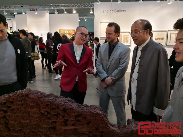 卓木王總裁杜長江向好萊塢名流介紹寶座 卓木王總裁杜長江向好萊塢名流介紹寶座