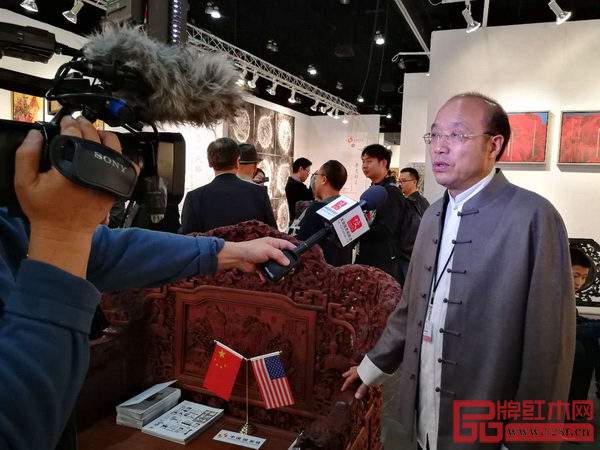 中國傳統(tǒng)工藝大師、卓木王董事長杜承三在展會現(xiàn)場接受美國國家電視臺采訪 中國傳統(tǒng)工藝大師、卓木王董事長杜承三在展會現(xiàn)場接受美國國家電視臺采訪