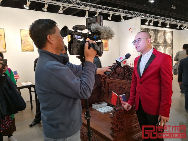 卓木王總裁杜長江在展會現(xiàn)場接受美國國家電視臺采訪 卓木王總裁杜長江在展會現(xiàn)場接受美國國家電視臺采訪