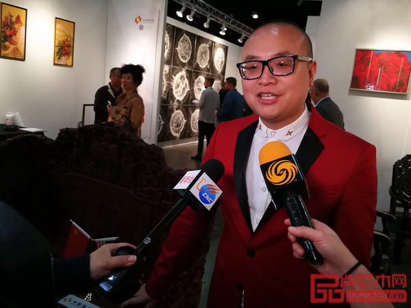 卓木王總裁杜長江在展會現(xiàn)場接受美新華社、鳳凰衛(wèi)視的聯(lián)合采訪 卓木王總裁杜長江在展會現(xiàn)場接受美新華社、鳳凰衛(wèi)視的聯(lián)合采訪
