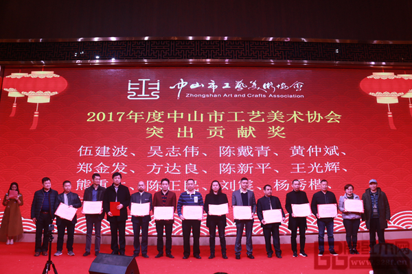工藝美術大師、鴻庭軒董事長陳戴青（右五）再度榮膺“中山市工藝美術協會突出貢獻獎”