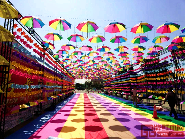 新會(huì)古典家具城“彩虹大道”盛裝迎賓 新會(huì)古典家具城“彩虹大道”盛裝迎賓