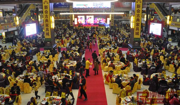新會(huì)古典家具城領(lǐng)導(dǎo)、全體商戶代表、媒體記者等近千人齊聚一堂、共享盛宴 新會(huì)古典家具城領(lǐng)導(dǎo)、全體商戶代表、媒體記者等近千人齊聚一堂、共享盛宴