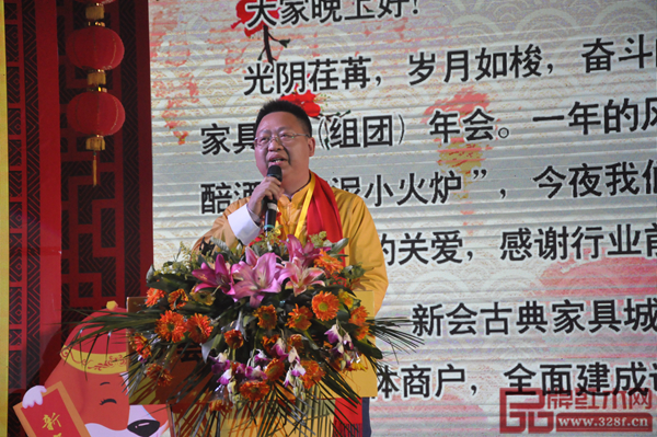 新會(huì)古典家具城管委會(huì)主任袁秋耘發(fā)表致辭 新會(huì)古典家具城管委會(huì)主任袁秋耘發(fā)表致辭