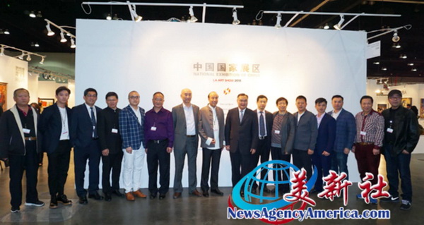 中國(guó)傳統(tǒng)工藝大師、魯班木藝董事長(zhǎng)李愛金(左六)受邀參加第23屆美國(guó)洛杉磯藝術(shù)博覽會(huì)中國(guó)國(guó)家展 中國(guó)傳統(tǒng)工藝大師、魯班木藝董事長(zhǎng)李愛金(左六)受邀參加第23屆美國(guó)洛杉磯藝術(shù)博覽會(huì)中國(guó)國(guó)家展