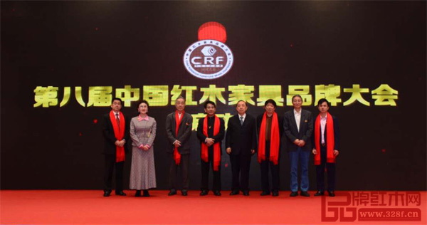 國家人力資源和社會保障部原副部長楊志明(右四)、全國工商聯(lián)第十一屆執(zhí)委宋建文(右三)、原故宮博物院文??萍疾恐魅尾莒o樓(右二)、中國明式家具研究所原所長濮安國(左三)、中山市政協(xié)副主席何燦成(左四)、中山市大涌鎮(zhèn)鎮(zhèn)長賀修虎(左一)、中國收藏家協(xié)會副會長維佳(左二)、全聯(lián)藝術(shù)紅木家具專業(yè)委員會執(zhí)行會長兼秘書長林偉華(右一)共同進行第八屆中國紅木家具品牌大會開幕啟動儀式 國家人力資源和社會保障部原副部長楊志明(右四)、全國工商聯(lián)第十一屆執(zhí)委宋建文(右三)、原故宮博物院文??萍疾恐魅尾莒o樓(右二)、中國明式家具研究所原所長濮安國(左三)、中山市政協(xié)副主席何燦成(左四)、中山市大涌鎮(zhèn)鎮(zhèn)長賀修虎(左一)、中國收藏家協(xié)會副會長維佳(左二)、全聯(lián)藝術(shù)紅木家具專業(yè)委員會執(zhí)行會長兼秘書長林偉華(右一)共同進行第八屆中國紅木家具品牌大會開幕啟動儀式