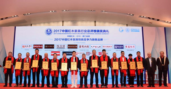 全聯(lián)民間文物藝術(shù)品商會(huì)會(huì)長(zhǎng)助理肖秉俠(右二)、全聯(lián)民間文物藝術(shù)品商會(huì)副會(huì)長(zhǎng)安志躍(右一)為“2017年中國(guó)紅木家具特具競(jìng)爭(zhēng)力銷(xiāo)售品牌”獲獎(jiǎng)企業(yè)頒發(fā)獎(jiǎng)牌,中皖泰森紅木董事長(zhǎng)劉英?。ㄓ伊┥吓_(tái)領(lǐng)獎(jiǎng) 全聯(lián)民間文物藝術(shù)品商會(huì)會(huì)長(zhǎng)助理肖秉俠(右二)、全聯(lián)民間文物藝術(shù)品商會(huì)副會(huì)長(zhǎng)安志躍(右一)為“2017年中國(guó)紅木家具特具競(jìng)爭(zhēng)力銷(xiāo)售品牌”獲獎(jiǎng)企業(yè)頒發(fā)獎(jiǎng)牌,中皖泰森紅木董事長(zhǎng)劉英?。ㄓ伊┥吓_(tái)領(lǐng)獎(jiǎng)