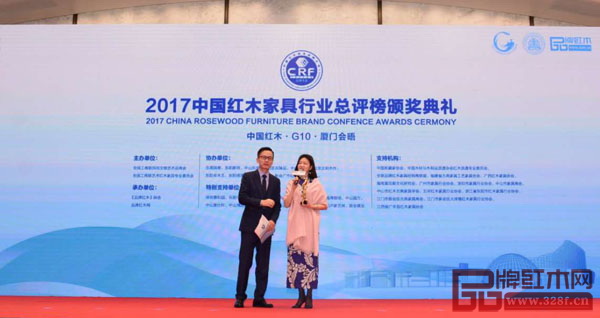 紅古軒營銷總監(jiān)楊晶(右)接受中央電視臺主持人李曉東的現(xiàn)場采訪,她表示追求是無止境的,唯愿做更好的自己 紅古軒營銷總監(jiān)楊晶(右)接受中央電視臺主持人李曉東的現(xiàn)場采訪,她表示追求是無止境的,唯愿做更好的自己