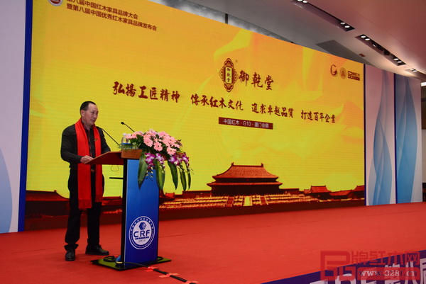 御乾堂董事長馬海軍在大會現(xiàn)場做品牌發(fā)布 御乾堂董事長馬海軍在大會現(xiàn)場做品牌發(fā)布