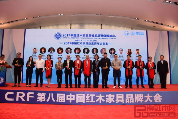 御乾堂總經(jīng)理馬姣姣(左五)榮獲“2017中國紅木家具杰出青年企業(yè)家” 御乾堂總經(jīng)理馬姣姣(左五)榮獲“2017中國紅木家具杰出青年企業(yè)家”