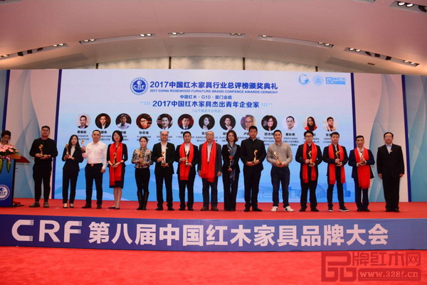 盧家藝林董事長(zhǎng)盧嘉林(左六)榮獲“2017中國(guó)紅木家具杰出青年企業(yè)家” 盧家藝林董事長(zhǎng)盧嘉林(左六)榮獲“2017中國(guó)紅木家具杰出青年企業(yè)家”