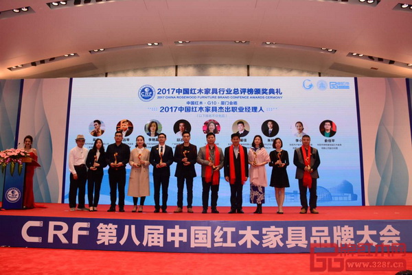 盧家藝林營(yíng)銷(xiāo)總監(jiān)李小洪(左四)榮獲“2017中國(guó)紅木家具杰出職業(yè)經(jīng)理人” 盧家藝林營(yíng)銷(xiāo)總監(jiān)李小洪(左四)榮獲“2017中國(guó)紅木家具杰出職業(yè)經(jīng)理人”