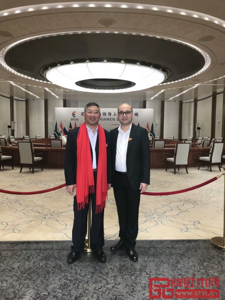 盧家藝林董事長(zhǎng)盧嘉林(右)與友人在金磚廈門(mén)會(huì)晤地——廈門(mén)國(guó)際會(huì)議中心留影 盧家藝林董事長(zhǎng)盧嘉林(右)與友人在金磚廈門(mén)會(huì)晤地——廈門(mén)國(guó)際會(huì)議中心留影