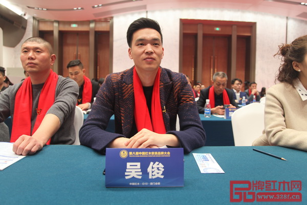 紫福堂營(yíng)銷(xiāo)總監(jiān)吳俊在品牌大會(huì)現(xiàn)場(chǎng)