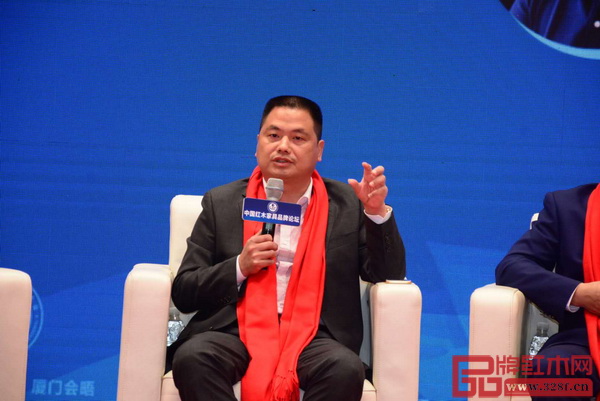 中信紅木董事長李忠信在論壇現(xiàn)場發(fā)言