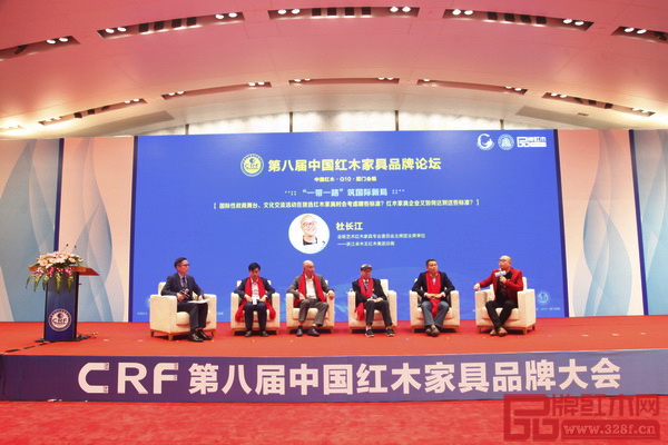 卓木王總裁杜長江作為第八屆中國紅木家具品牌論壇特邀嘉賓，圍繞‘一帶一路’，構筑國際新局作了精辟的發(fā)言