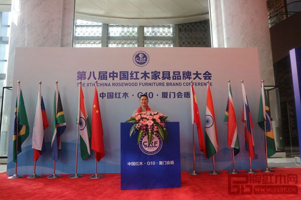 雙洋紅木董事長王海洋在大會合影留念