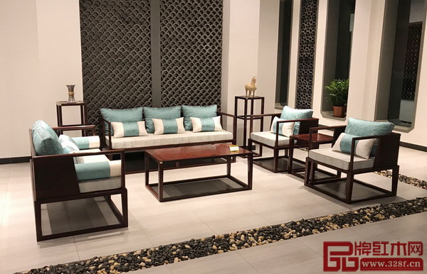 秀飾坊力求與紅木家具的整體風(fēng)格、造型搭配，給消費(fèi)者個性化體驗(yàn)