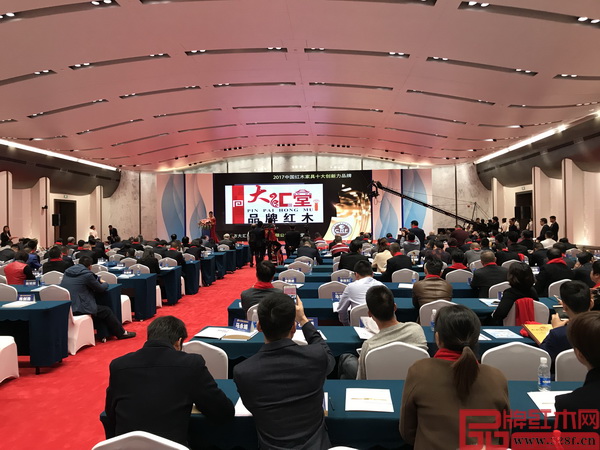 在全體與會嘉賓的共同見證下，大匯堂連續(xù)三年蟬聯(lián)“中國紅木家具創(chuàng)新力品牌”，大展品牌實力