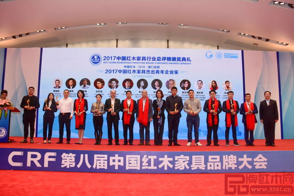 大匯堂董事長胡春龍（左七）連續(xù)三年獲評“中國紅木家具杰出青年企業(yè)家”，彰顯實干企業(yè)家魅力