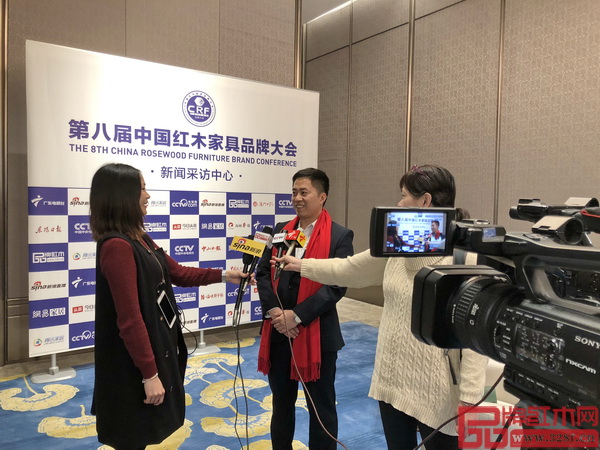大匯堂董事長胡春龍在中國紅木家具品牌大會現(xiàn)場接受中央電視臺、新浪直播、南方電視臺、廣東電視臺等各大媒體聯(lián)合采訪