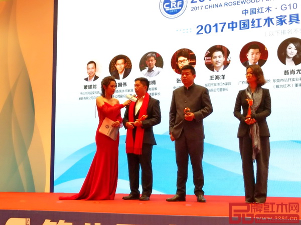 大匯堂董事長胡春龍（左二）在頒獎典禮現(xiàn)場接受廈門電視臺主持人采訪，總結大匯堂2017年的發(fā)展成果并展望2018年發(fā)展愿景