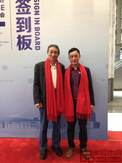全聯(lián)藝術(shù)紅木家具專業(yè)委員會(huì)專家顧問、原故宮博物院文??萍疾恐魅尾莒o樓(左)與古木印象董事長周洪根(右)合影留念 全聯(lián)藝術(shù)紅木家具專業(yè)委員會(huì)專家顧問、原故宮博物院文??萍疾恐魅尾莒o樓(左)與古木印象董事長周洪根(右)合影留念